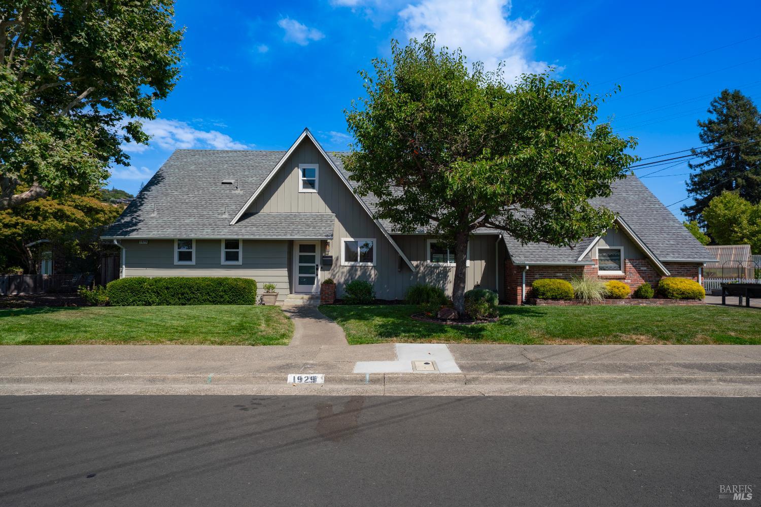 Detail Gallery Image 1 of 32 For 1929 Eleanor Dr, Santa Rosa,  CA 95404 - 3 Beds | 2/1 Baths