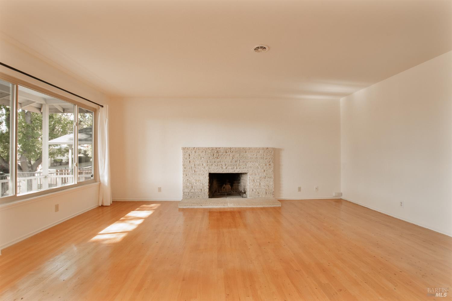 Detail Gallery Image 3 of 39 For 112 Fairfax Ct, Vallejo,  CA 94591 - 3 Beds | 2 Baths