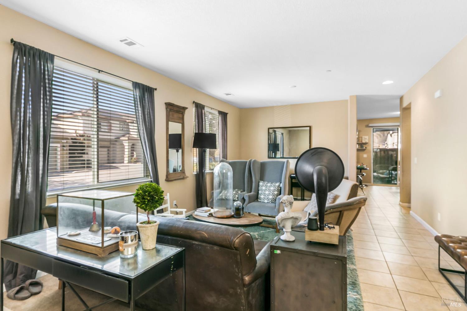 Detail Gallery Image 6 of 34 For 771 Del Mar Cir, Vacaville,  CA 95688 - 4 Beds | 2/1 Baths