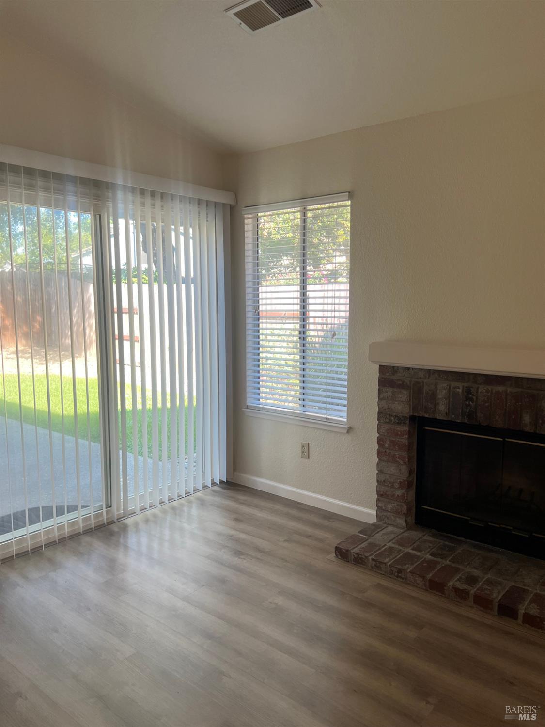 Detail Gallery Image 12 of 52 For 406 Stoneybrook Ln, Vacaville,  CA 95687 - 3 Beds | 2 Baths
