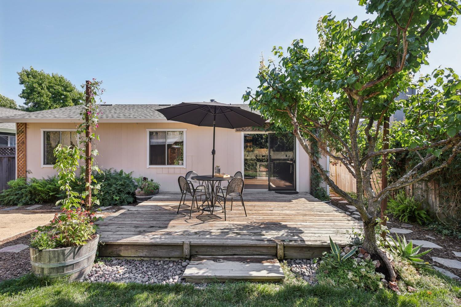 Detail Gallery Image 28 of 41 For 1364 Garmont Ct, Rohnert Park,  CA 94928 - 3 Beds | 2 Baths