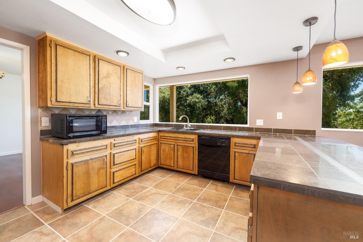 Detail Gallery Image 13 of 41 For 1088 Palomino Rd, Cloverdale,  CA 95425 - 5 Beds | 3 Baths