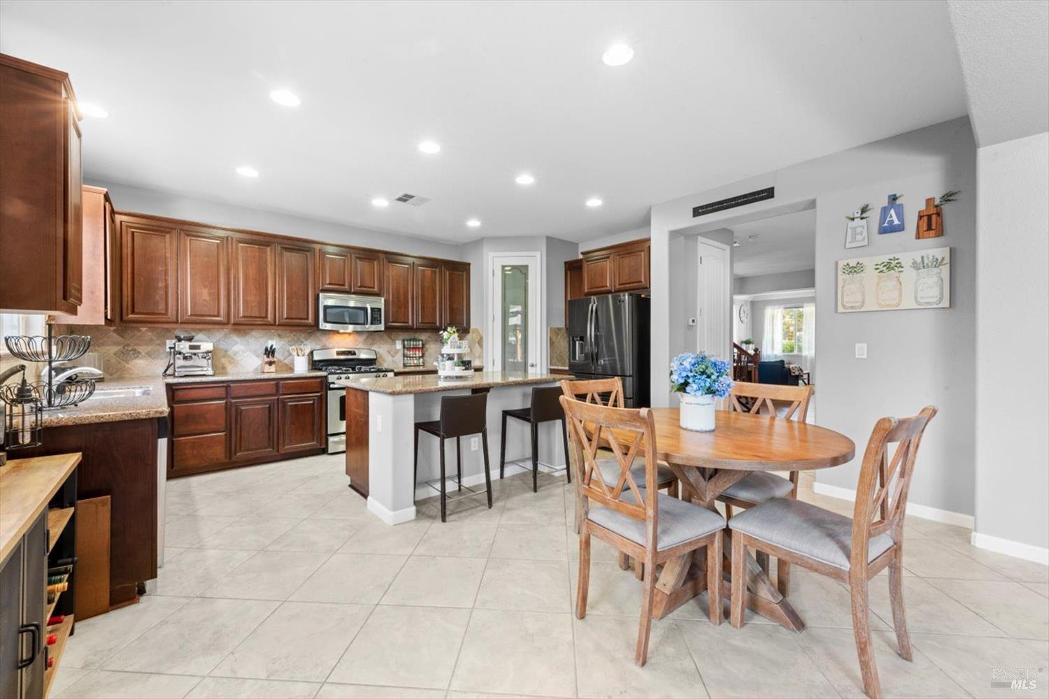 Detail Gallery Image 13 of 67 For 424 Cache Ct, Vacaville,  CA 95688 - 4 Beds | 3 Baths