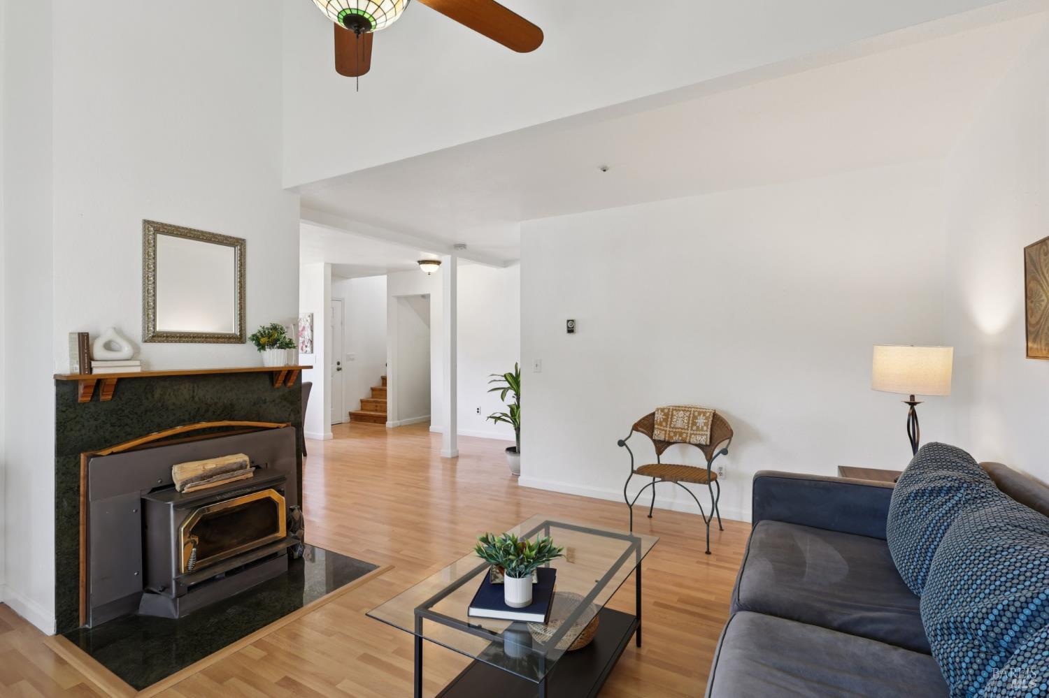 Detail Gallery Image 6 of 31 For 1068 Civic Center Dr, Rohnert Park,  CA 94928 - 2 Beds | 1/1 Baths