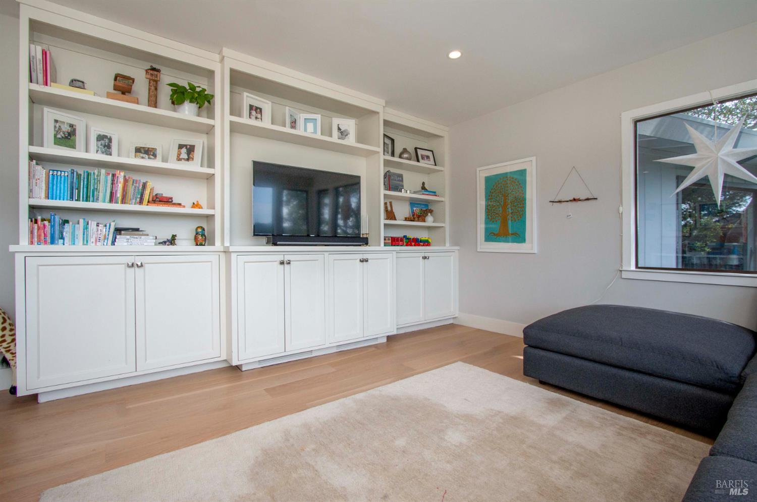 Detail Gallery Image 10 of 28 For 2 Vasco Dr, Mill Valley,  CA 94941 - 4 Beds | 3 Baths