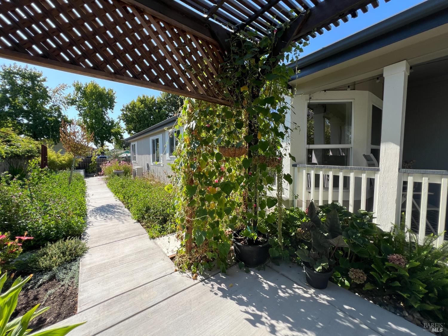 Detail Gallery Image 1 of 57 For 94 Leisure Park Cir, Santa Rosa,  CA 95401 - 3 Beds | 2 Baths
