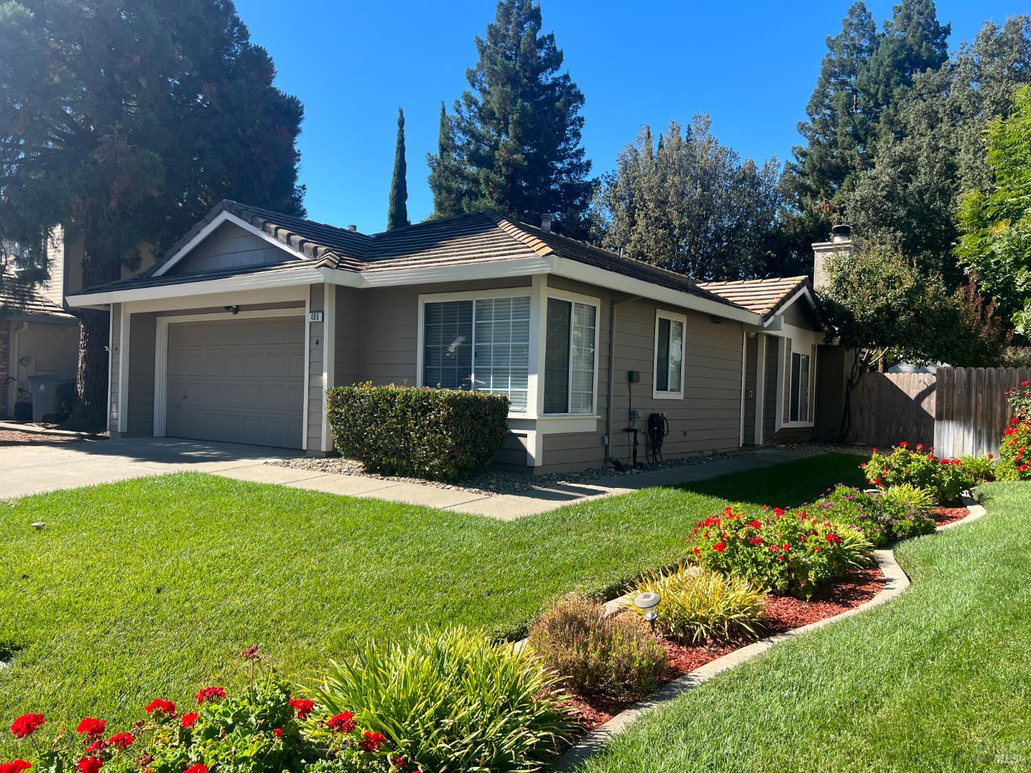 Detail Gallery Image 1 of 52 For 406 Stoneybrook Ln, Vacaville,  CA 95687 - 3 Beds | 2 Baths