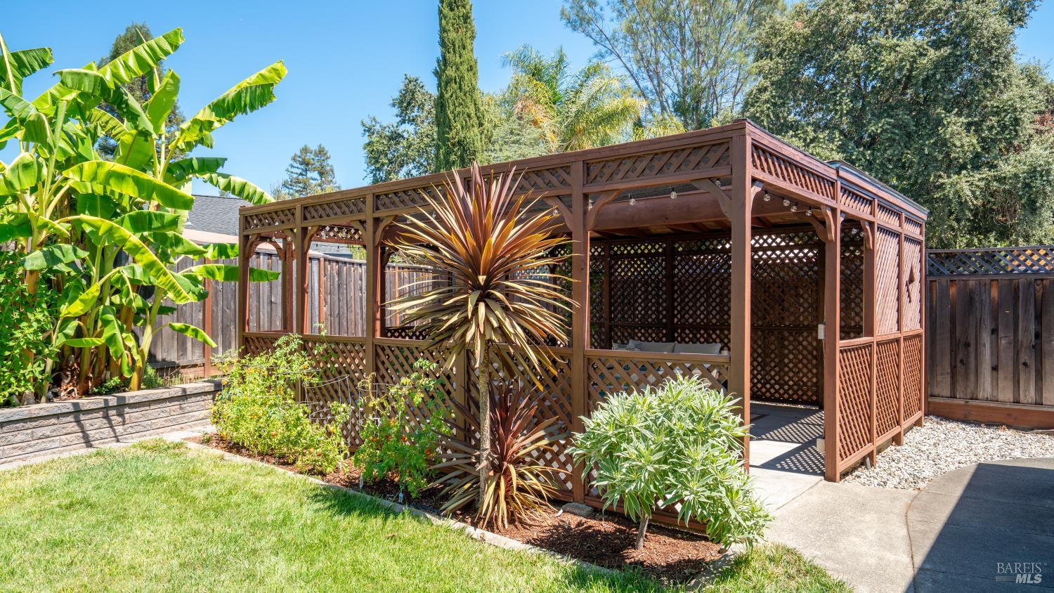 Detail Gallery Image 18 of 22 For 9474 Lazy Creek Dr, Windsor,  CA 95492 - 3 Beds | 2 Baths