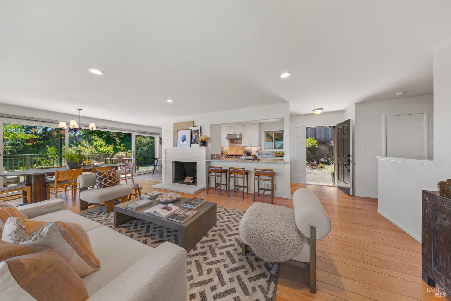 Detail Gallery Image 5 of 30 For 23 Sunrise Ln, Larkspur,  CA 94939 - 4 Beds | 2/1 Baths