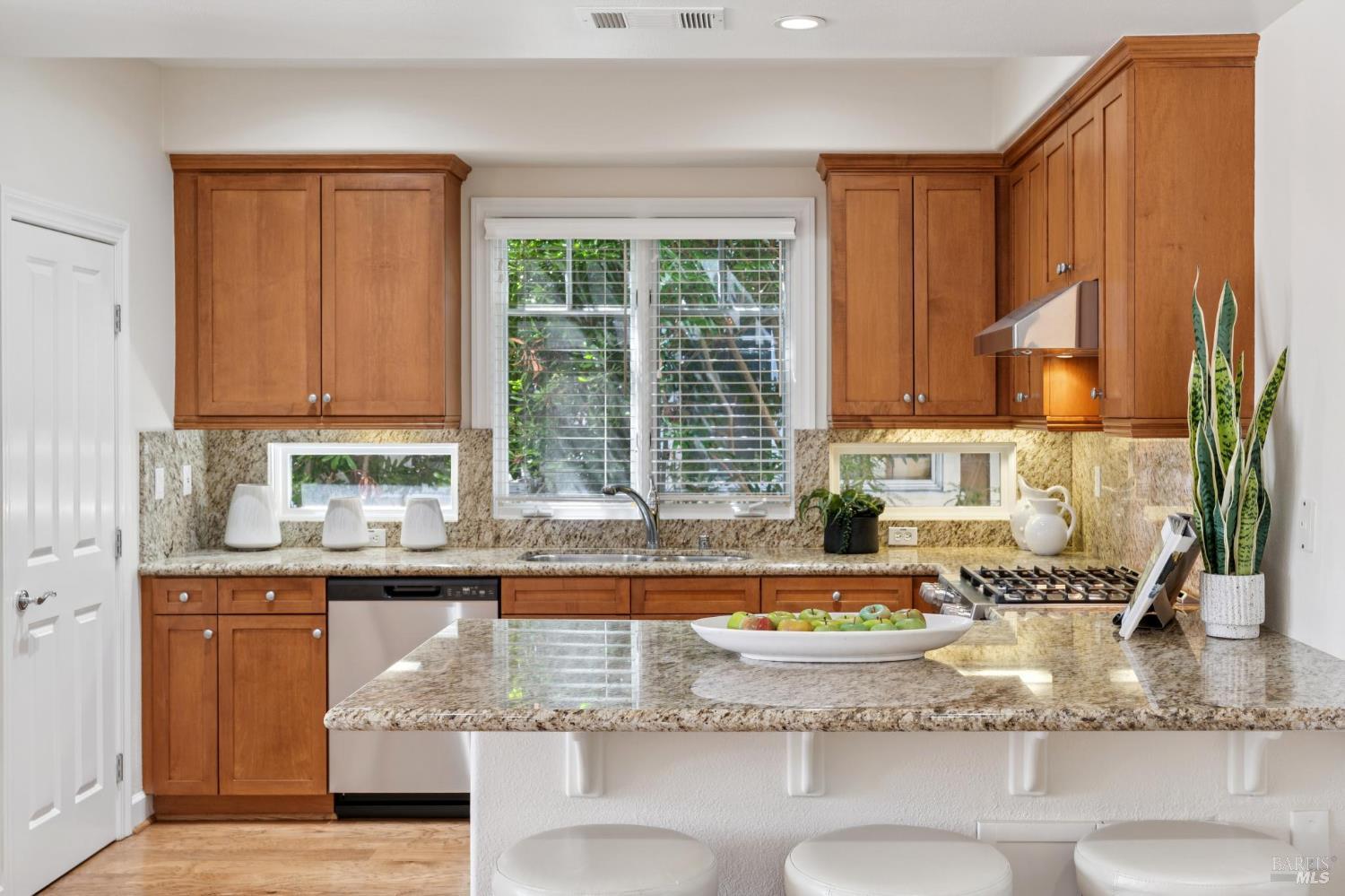 Detail Gallery Image 20 of 69 For 82 Neds Way, Tiburon,  CA 94920 - 3 Beds | 3 Baths