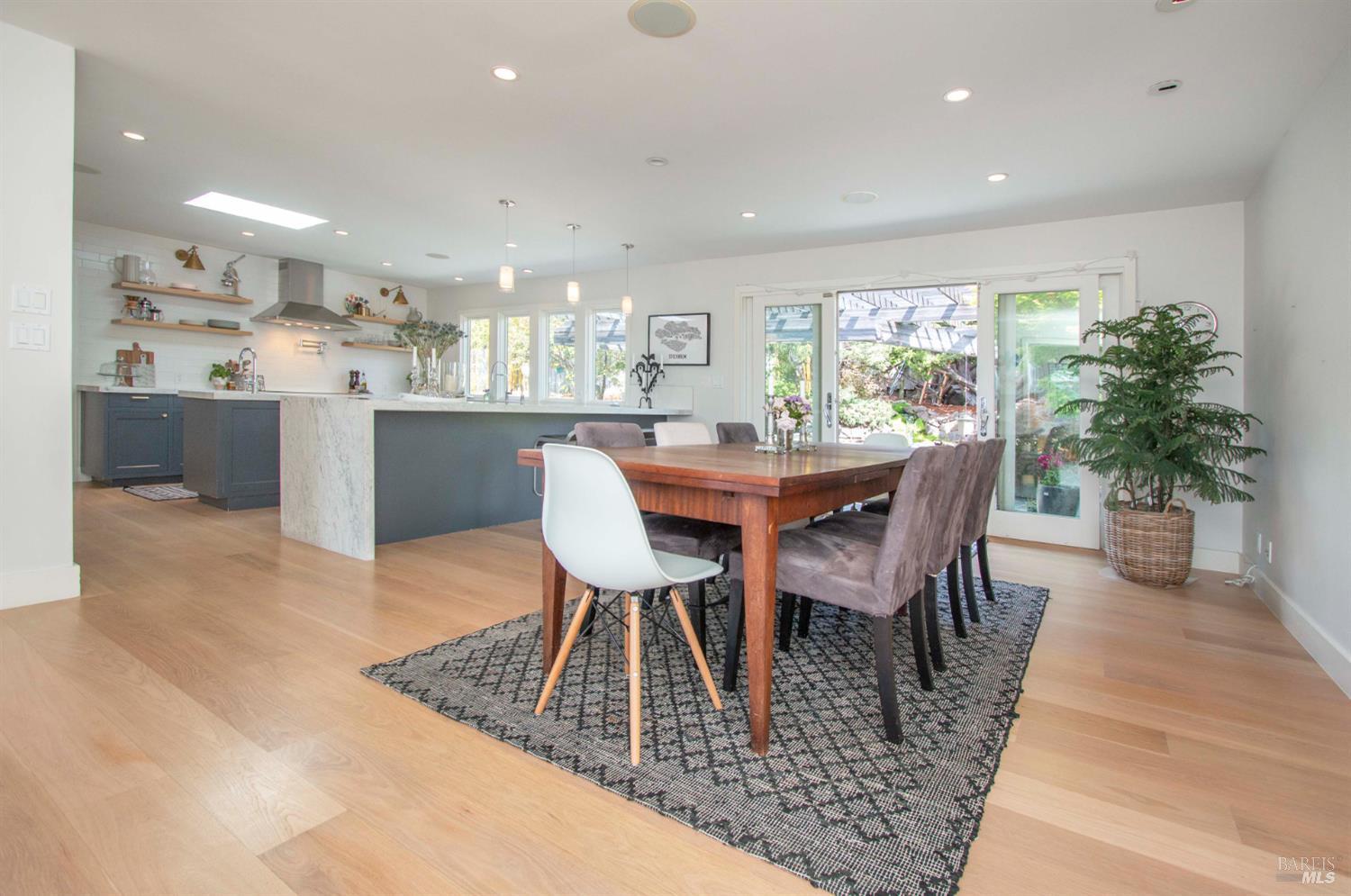 Detail Gallery Image 8 of 28 For 2 Vasco Dr, Mill Valley,  CA 94941 - 4 Beds | 3 Baths