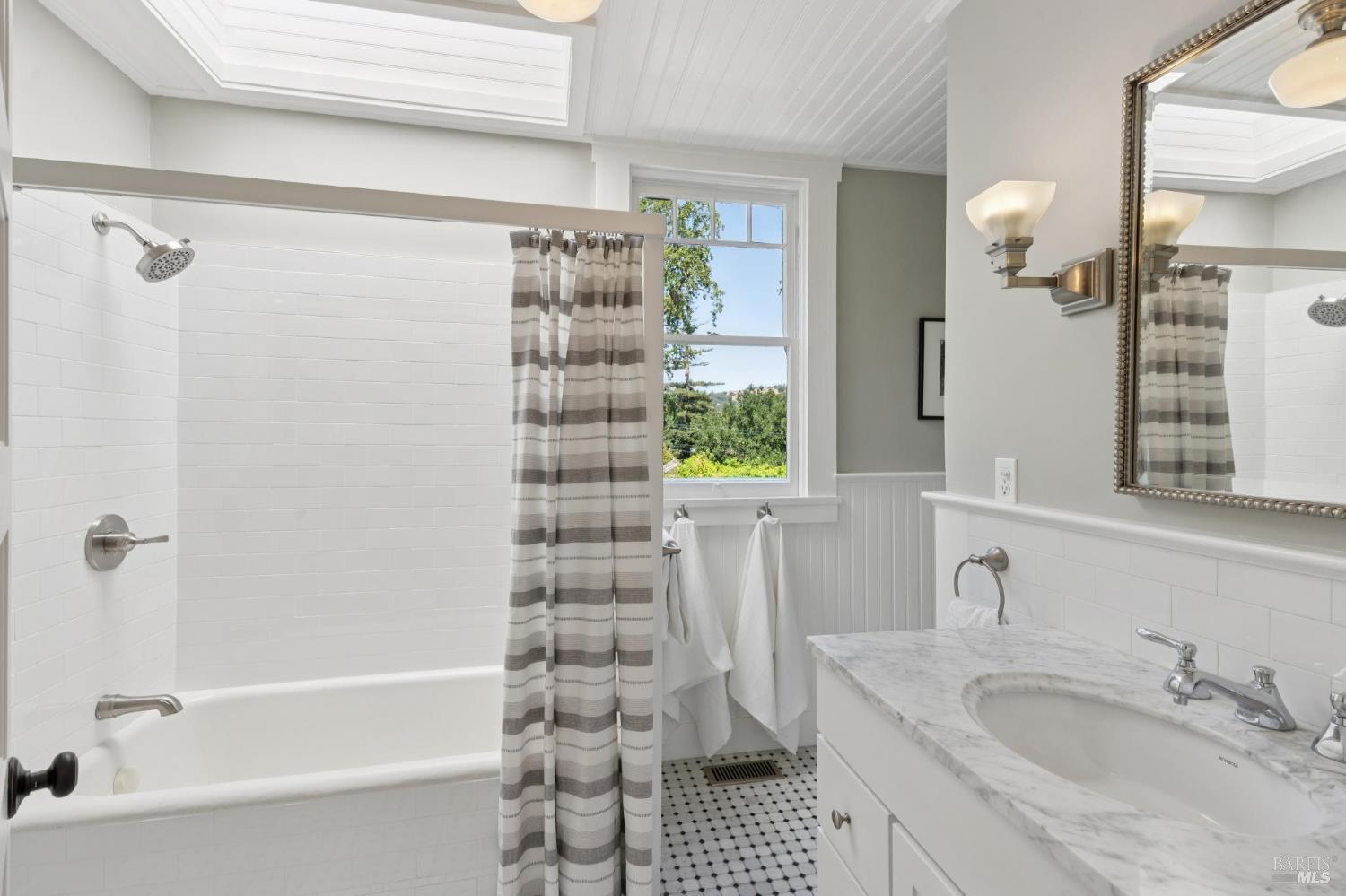 Detail Gallery Image 17 of 73 For 74 Redwood Rd, San Anselmo,  CA 94960 - 4 Beds | 3 Baths