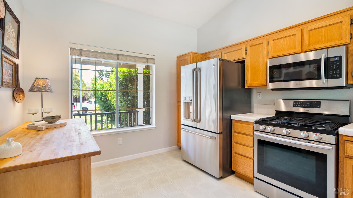 Detail Gallery Image 8 of 22 For 9474 Lazy Creek Dr, Windsor,  CA 95492 - 3 Beds | 2 Baths