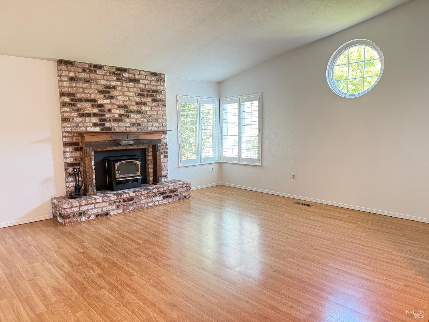 Detail Gallery Image 9 of 39 For 859 Green Way, Santa Rosa,  CA 95404 - 3 Beds | 2 Baths