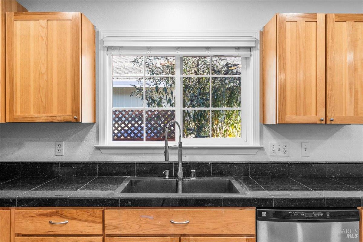 Detail Gallery Image 15 of 39 For 859 Green Way, Santa Rosa,  CA 95404 - 3 Beds | 2 Baths