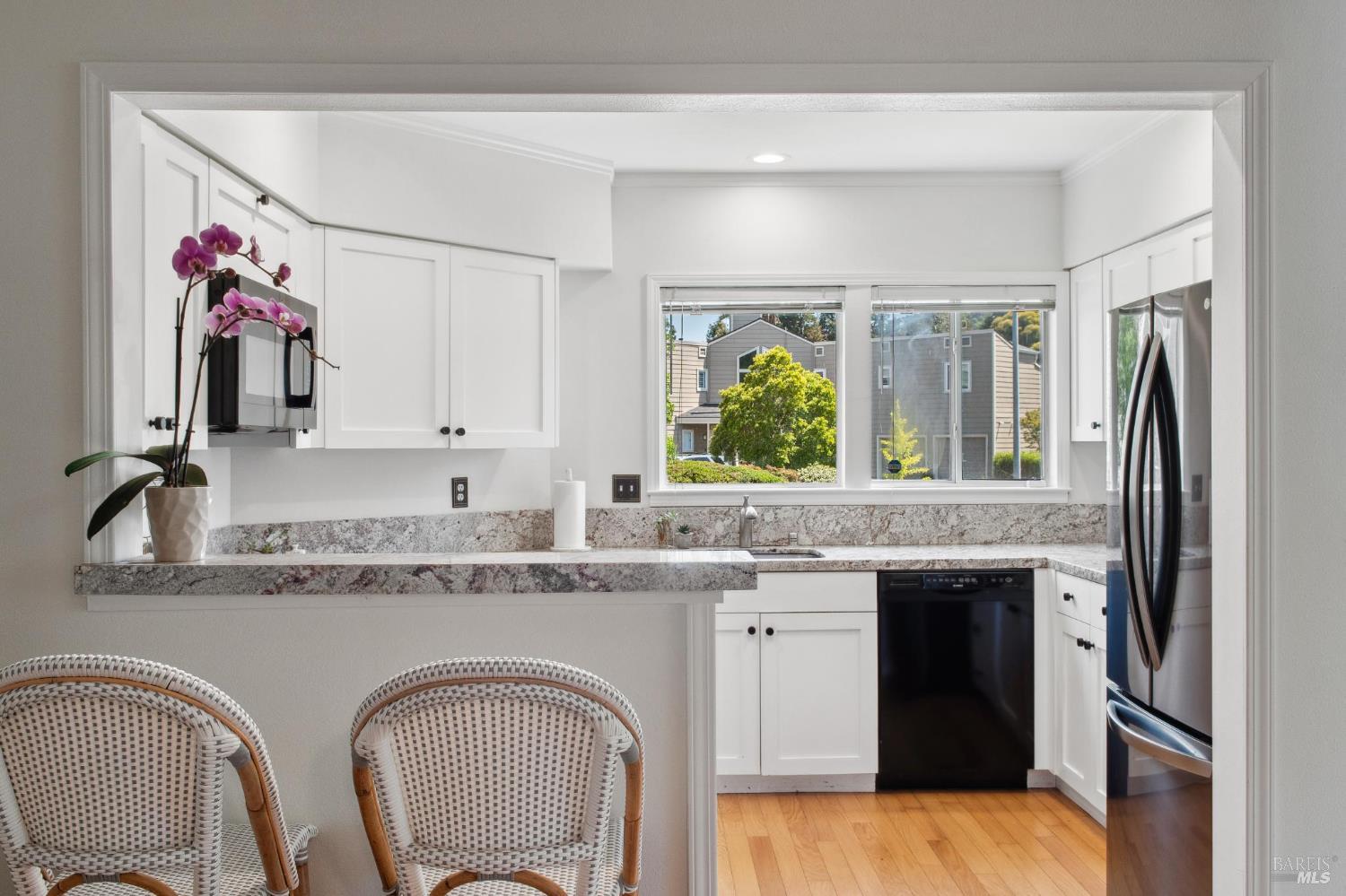 Detail Gallery Image 3 of 37 For 34 Creekside Ct, Corte Madera,  CA 94925 - 2 Beds | 2 Baths