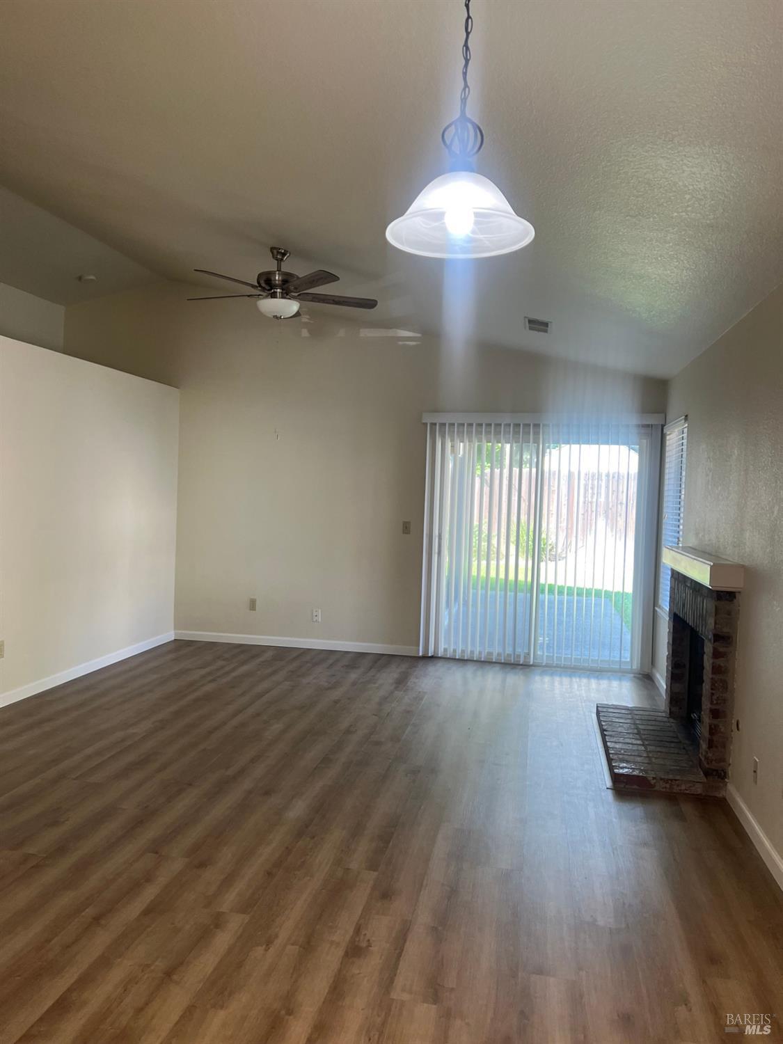 Detail Gallery Image 11 of 52 For 406 Stoneybrook Ln, Vacaville,  CA 95687 - 3 Beds | 2 Baths