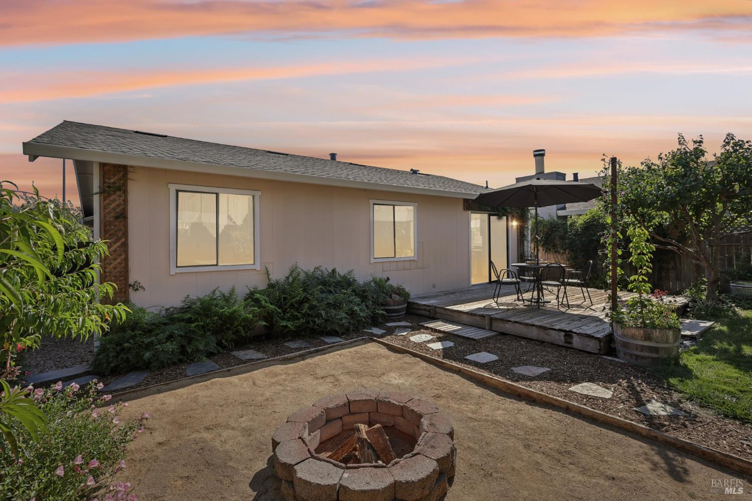 Detail Gallery Image 31 of 41 For 1364 Garmont Ct, Rohnert Park,  CA 94928 - 3 Beds | 2 Baths