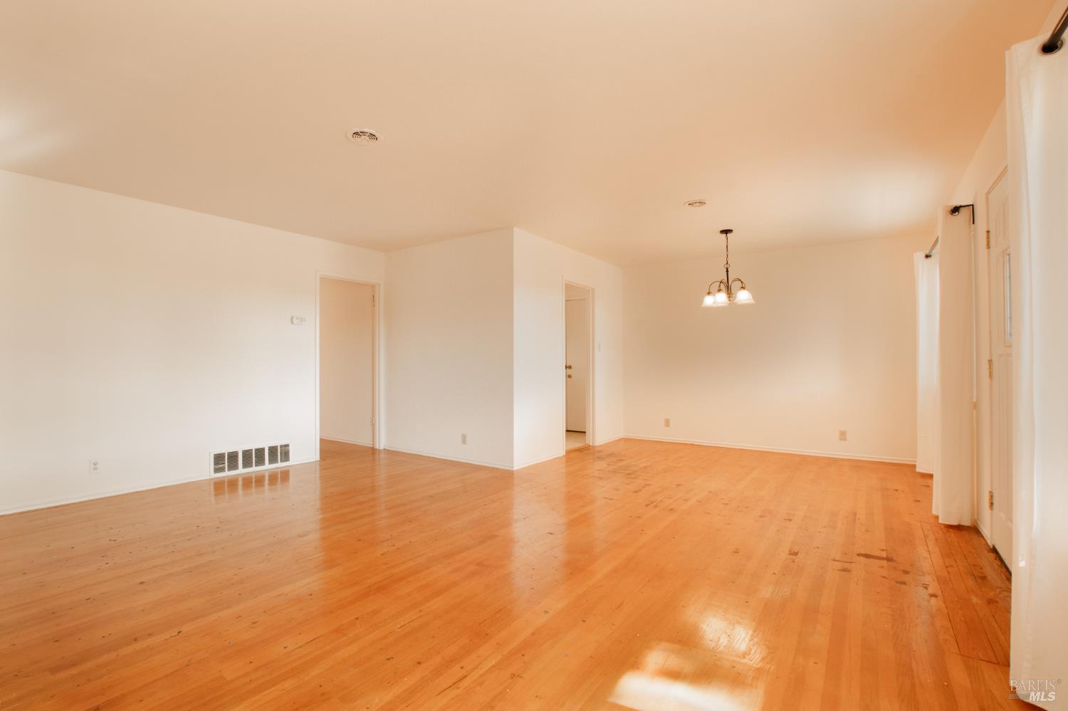 Detail Gallery Image 4 of 39 For 112 Fairfax Ct, Vallejo,  CA 94591 - 3 Beds | 2 Baths
