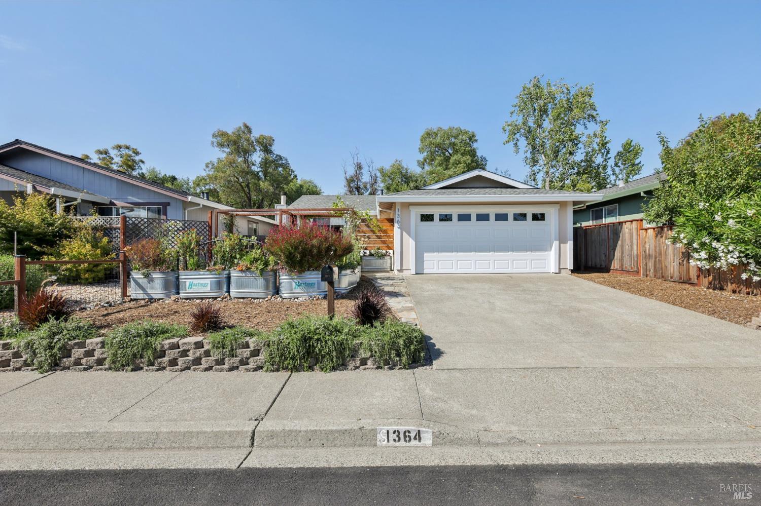Detail Gallery Image 1 of 41 For 1364 Garmont Ct, Rohnert Park,  CA 94928 - 3 Beds | 2 Baths