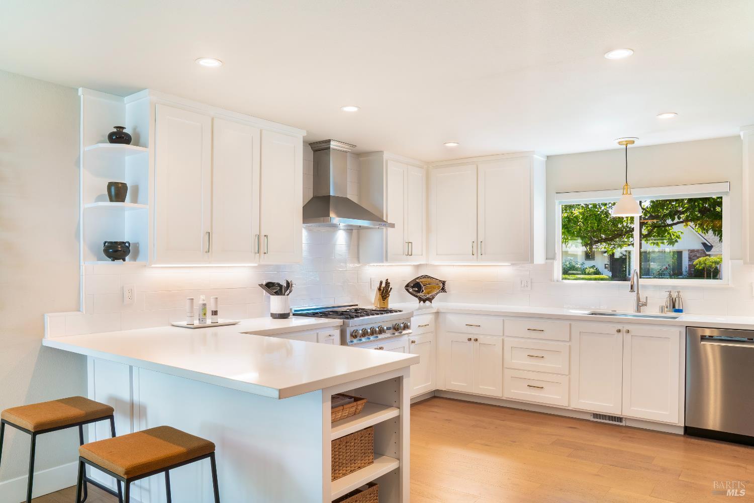 Detail Gallery Image 10 of 32 For 1929 Eleanor Dr, Santa Rosa,  CA 95404 - 3 Beds | 2/1 Baths