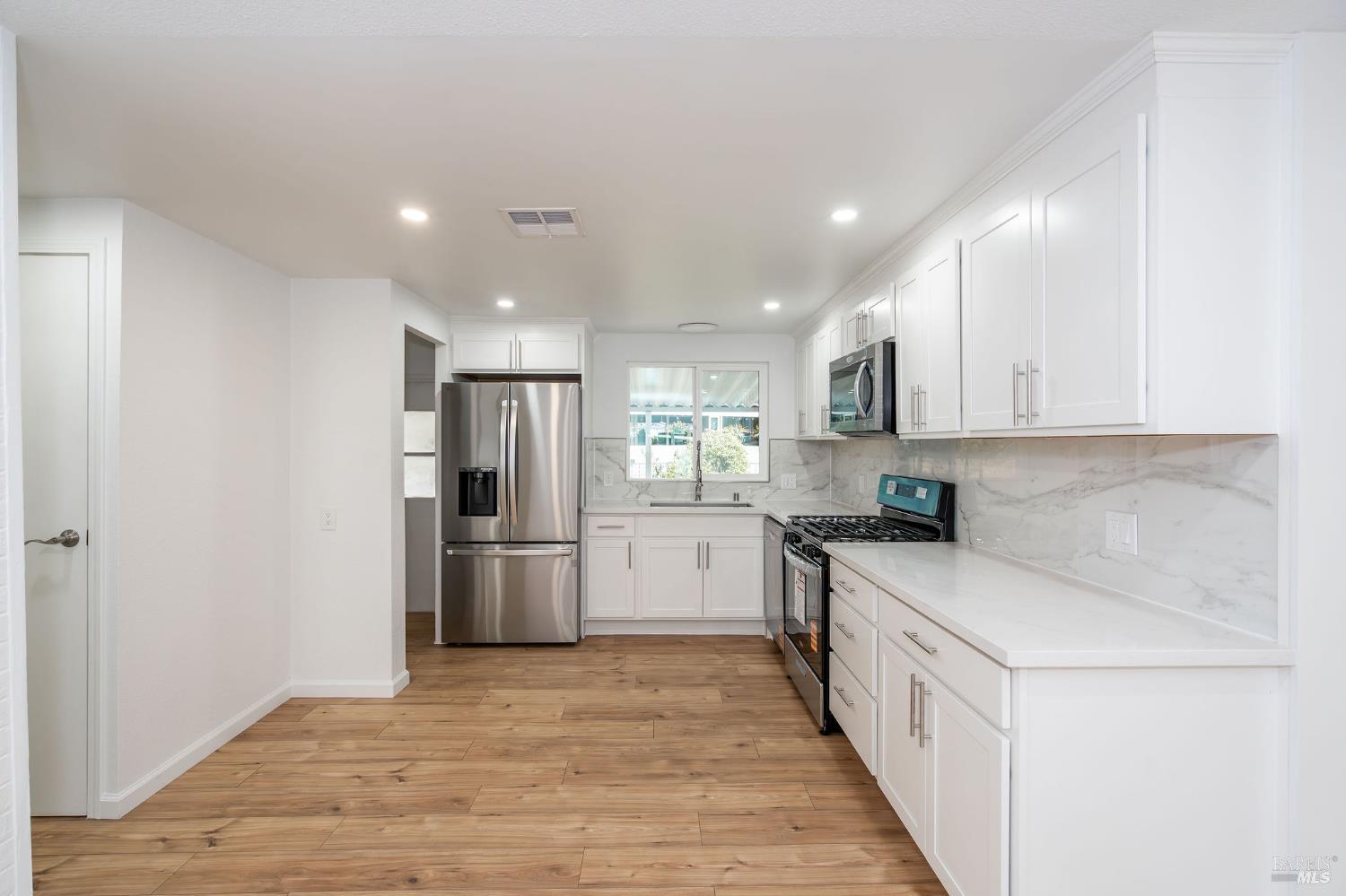 Detail Gallery Image 11 of 32 For 188 Rancho Verde Cir, Rohnert Park,  CA 94928 - 3 Beds | 2 Baths