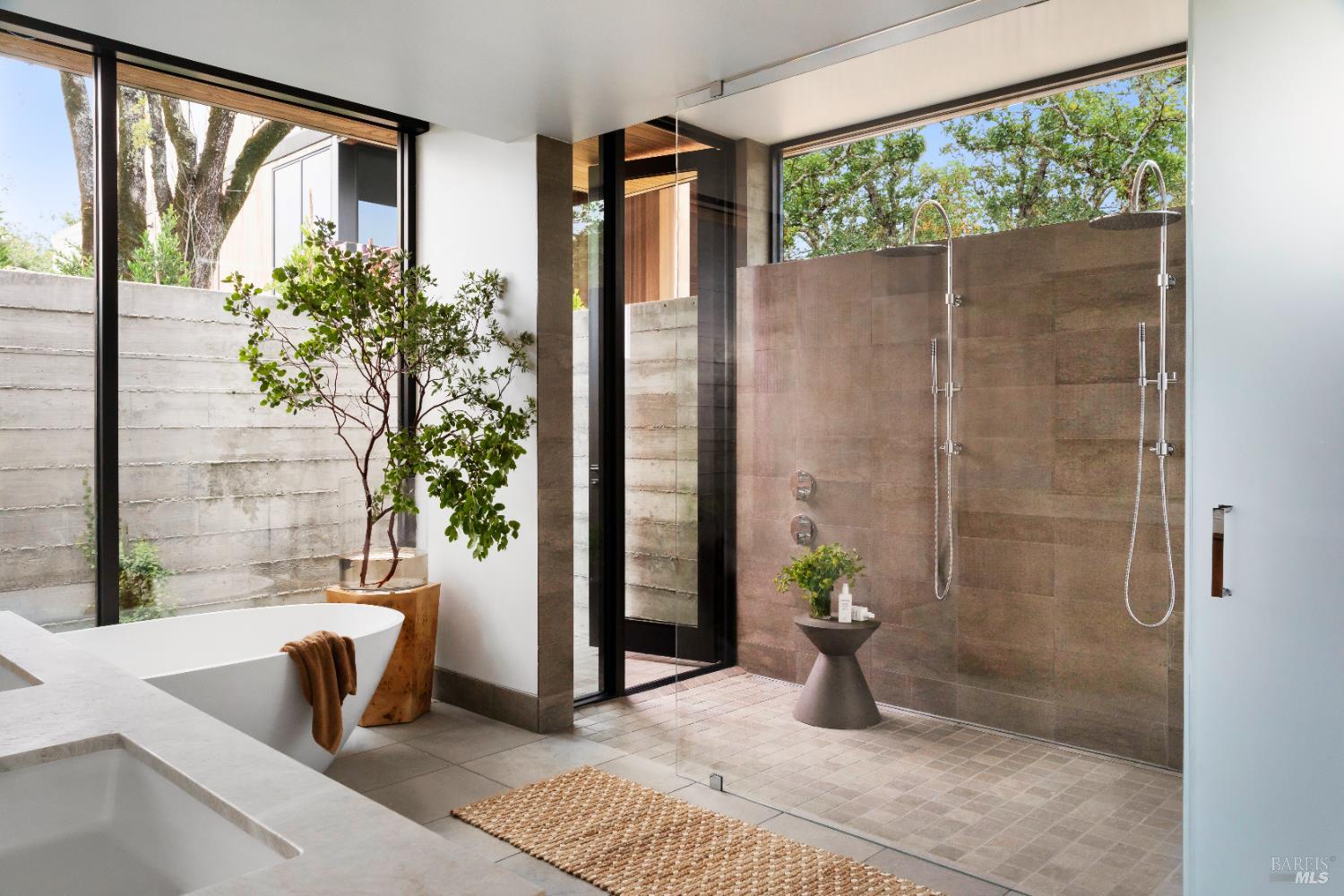 Detail Gallery Image 10 of 22 For 165 Sw Sycamore Ct, Healdsburg,  CA 95448 - 5 Beds | 6/1 Baths