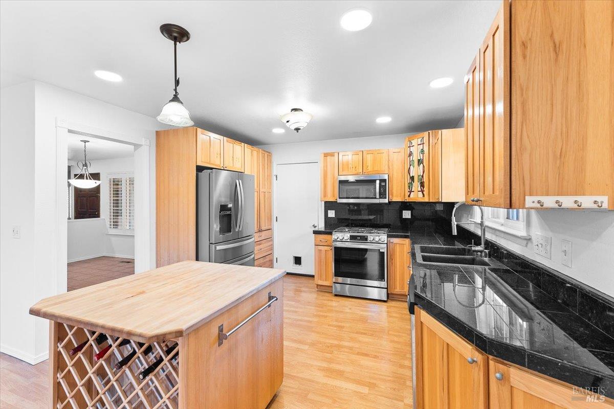 Detail Gallery Image 3 of 39 For 859 Green Way, Santa Rosa,  CA 95404 - 3 Beds | 2 Baths