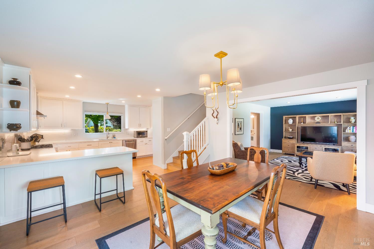 Detail Gallery Image 2 of 32 For 1929 Eleanor Dr, Santa Rosa,  CA 95404 - 3 Beds | 2/1 Baths
