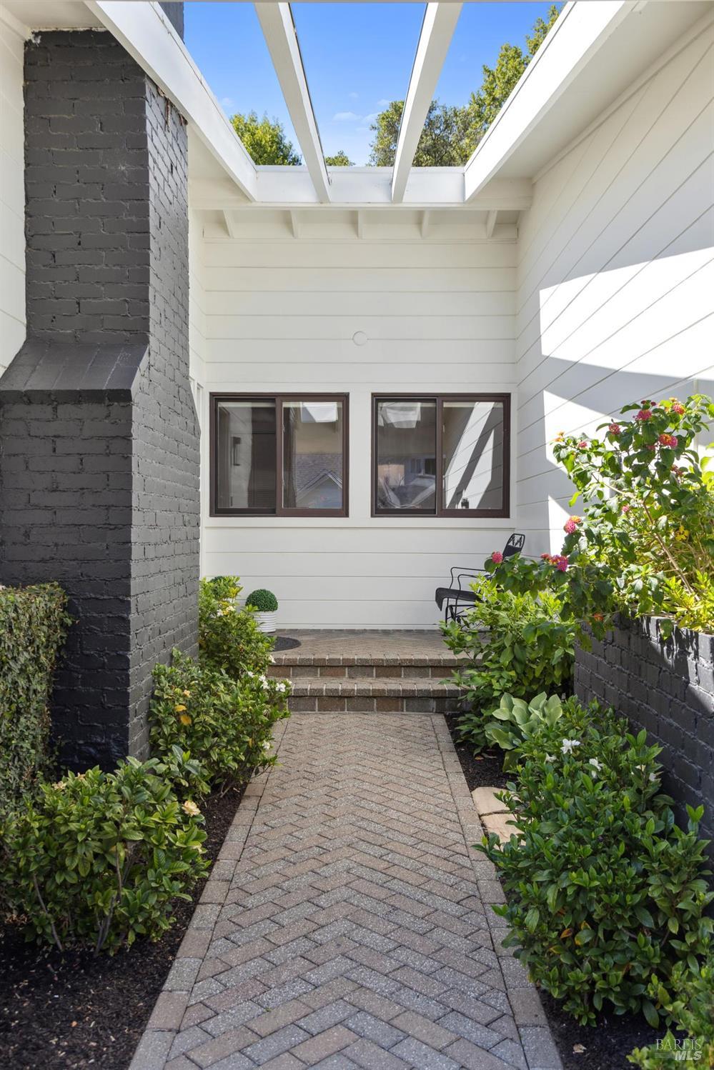 Detail Gallery Image 7 of 55 For 357 Mountain View Ave, San Rafael,  CA 94901 - 4 Beds | 2 Baths