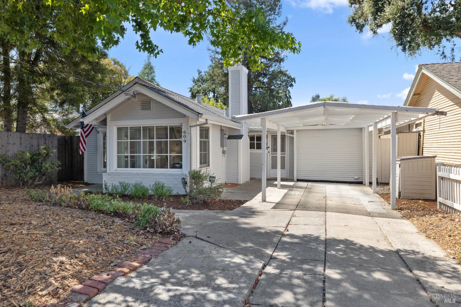 Detail Gallery Image 1 of 29 For 609 Brown St, Santa Rosa,  CA 95404 - 2 Beds | 1 Baths