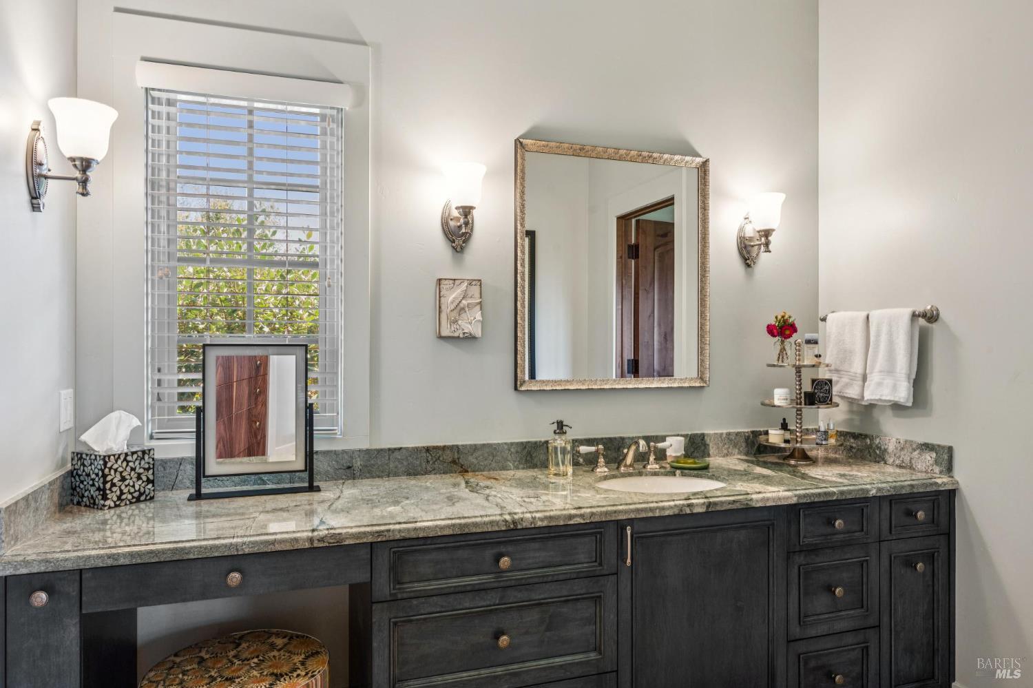 Detail Gallery Image 37 of 46 For 1057 Red Tail Rd, Healdsburg,  CA 95448 - 2 Beds | 3/1 Baths