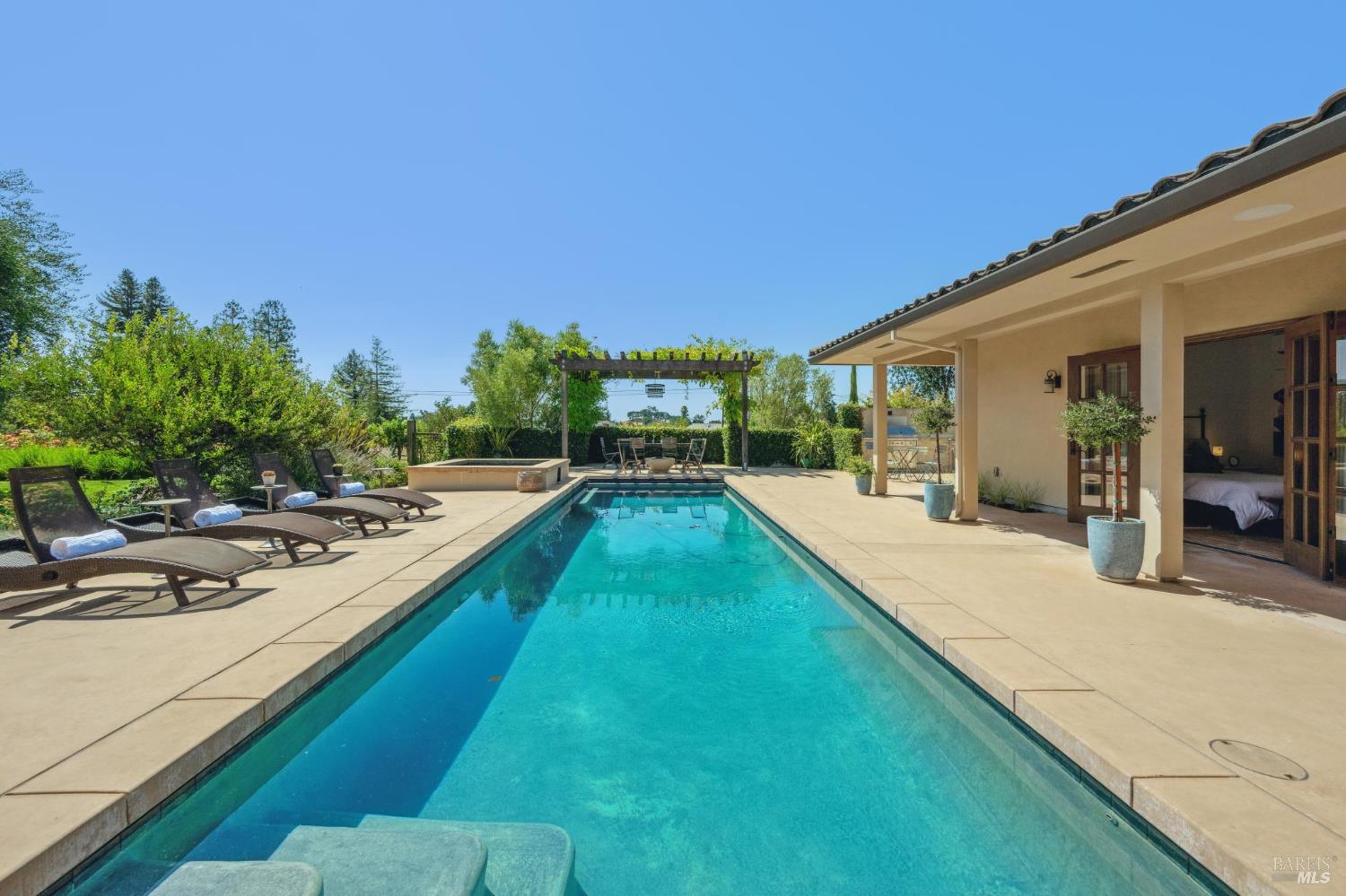 Detail Gallery Image 6 of 46 For 1057 Red Tail Rd, Healdsburg,  CA 95448 - 2 Beds | 3/1 Baths