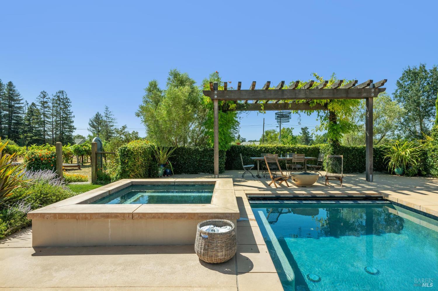 Detail Gallery Image 5 of 46 For 1057 Red Tail Rd, Healdsburg,  CA 95448 - 2 Beds | 3/1 Baths