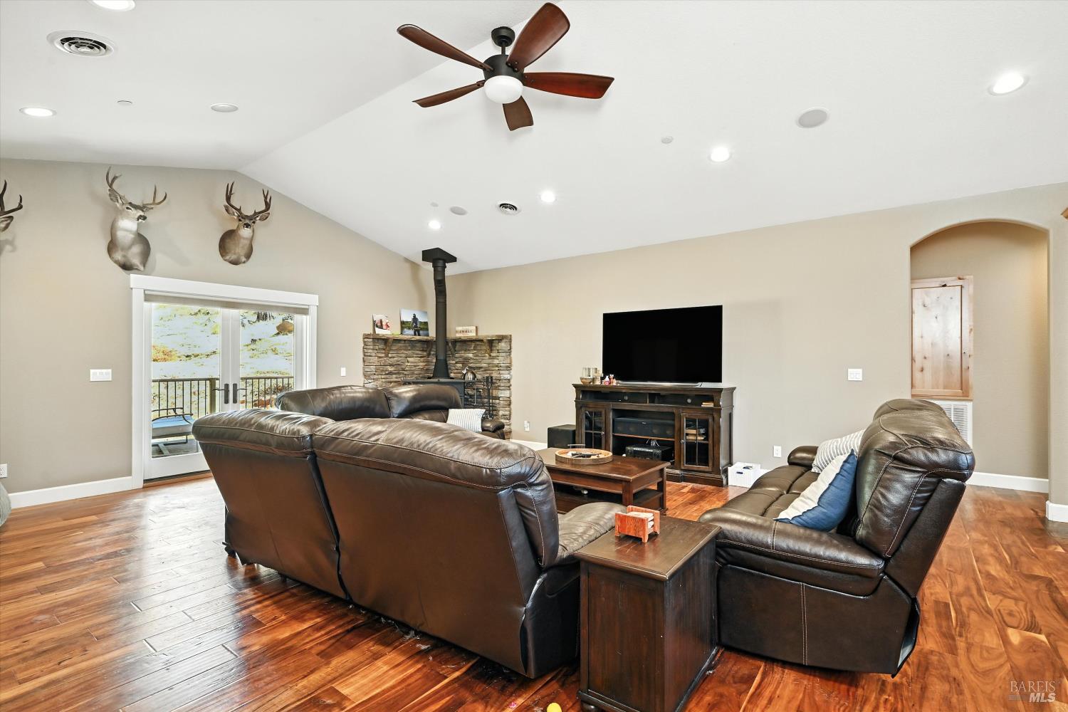 Detail Gallery Image 9 of 24 For 9482 Hoberg Dr, Cobb,  CA 95426 - 3 Beds | 2 Baths