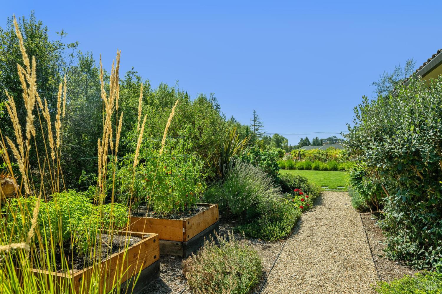 Detail Gallery Image 14 of 46 For 1057 Red Tail Rd, Healdsburg,  CA 95448 - 2 Beds | 3/1 Baths