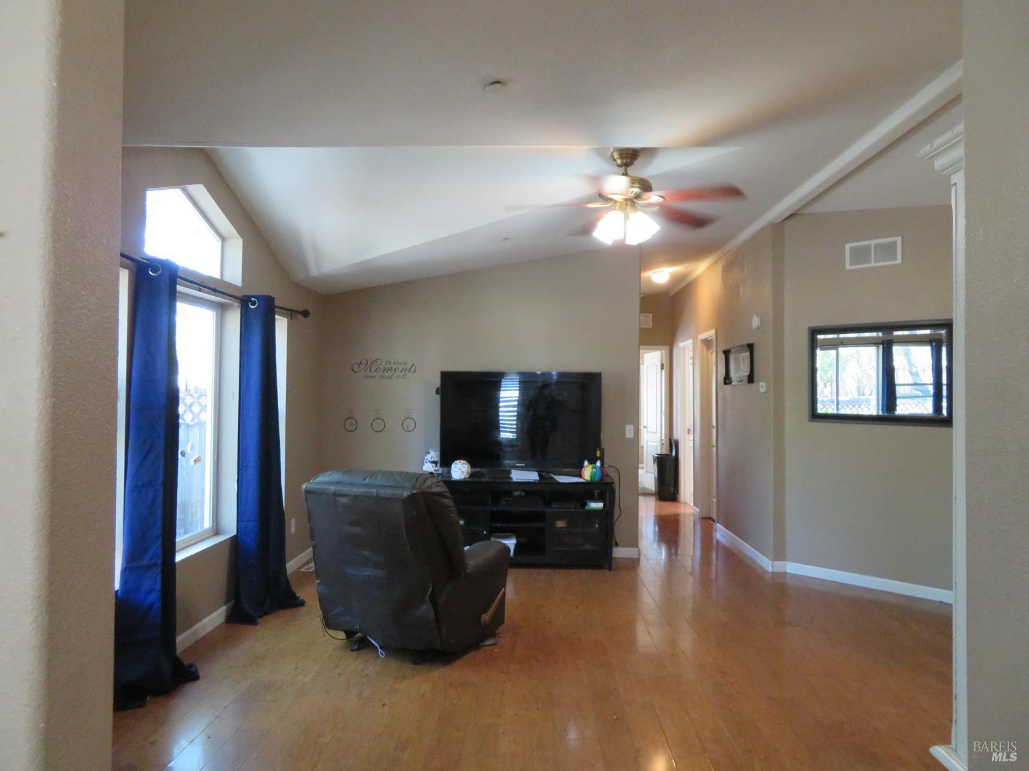 Detail Gallery Image 8 of 17 For 5312 Spain Ave, Santa Rosa,  CA 95409 - 3 Beds | 2 Baths