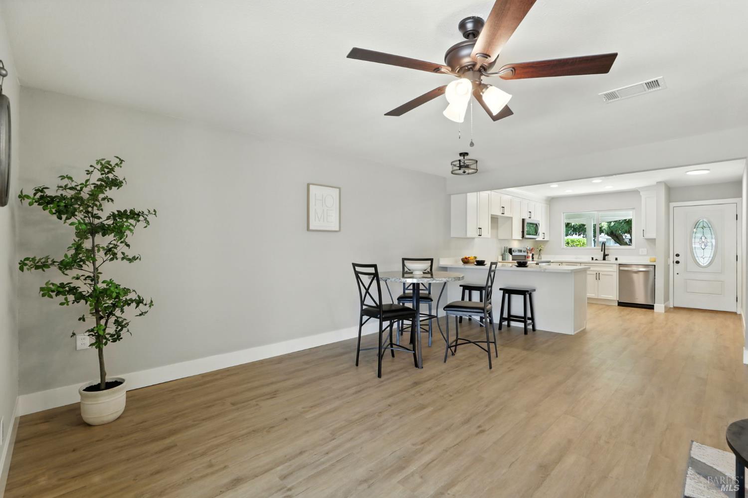 Detail Gallery Image 3 of 19 For 122 Monterey Dr, Vacaville,  CA 95687 - 2 Beds | 2 Baths