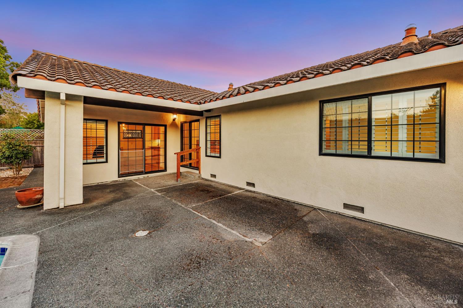 Detail Gallery Image 41 of 45 For 2213 Warwick Dr, Santa Rosa,  CA 95405 - 3 Beds | 2/1 Baths