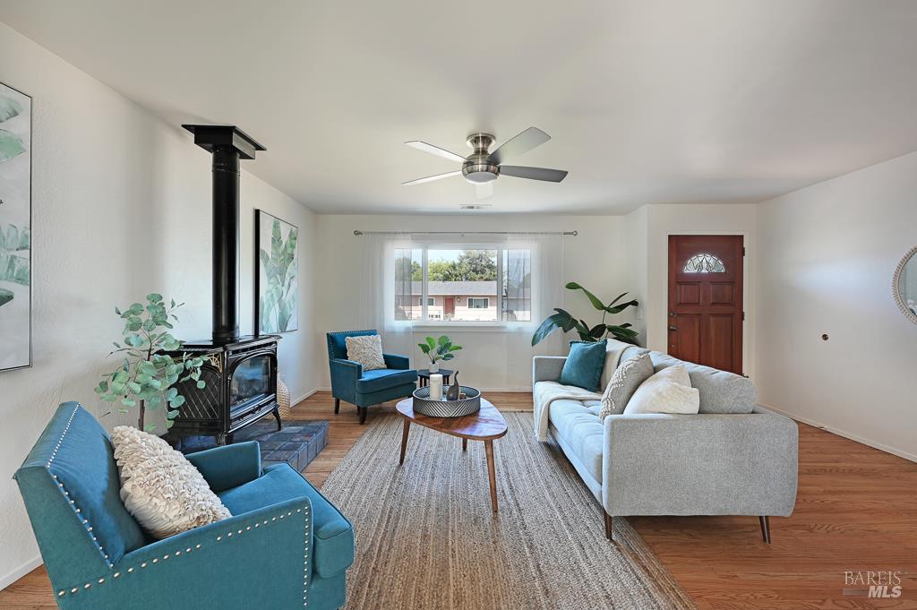 Detail Gallery Image 3 of 34 For 5227 Wendell Ln, Sebastopol,  CA 95472 - 3 Beds | 1 Baths
