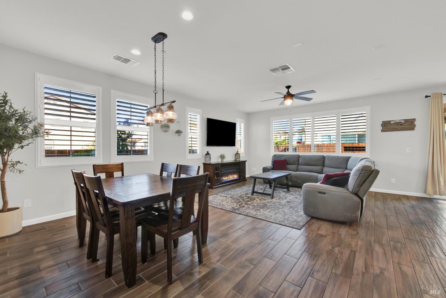 Detail Gallery Image 5 of 67 For 336 Primrose Dr, Vacaville,  CA 95687 - 4 Beds | 3 Baths