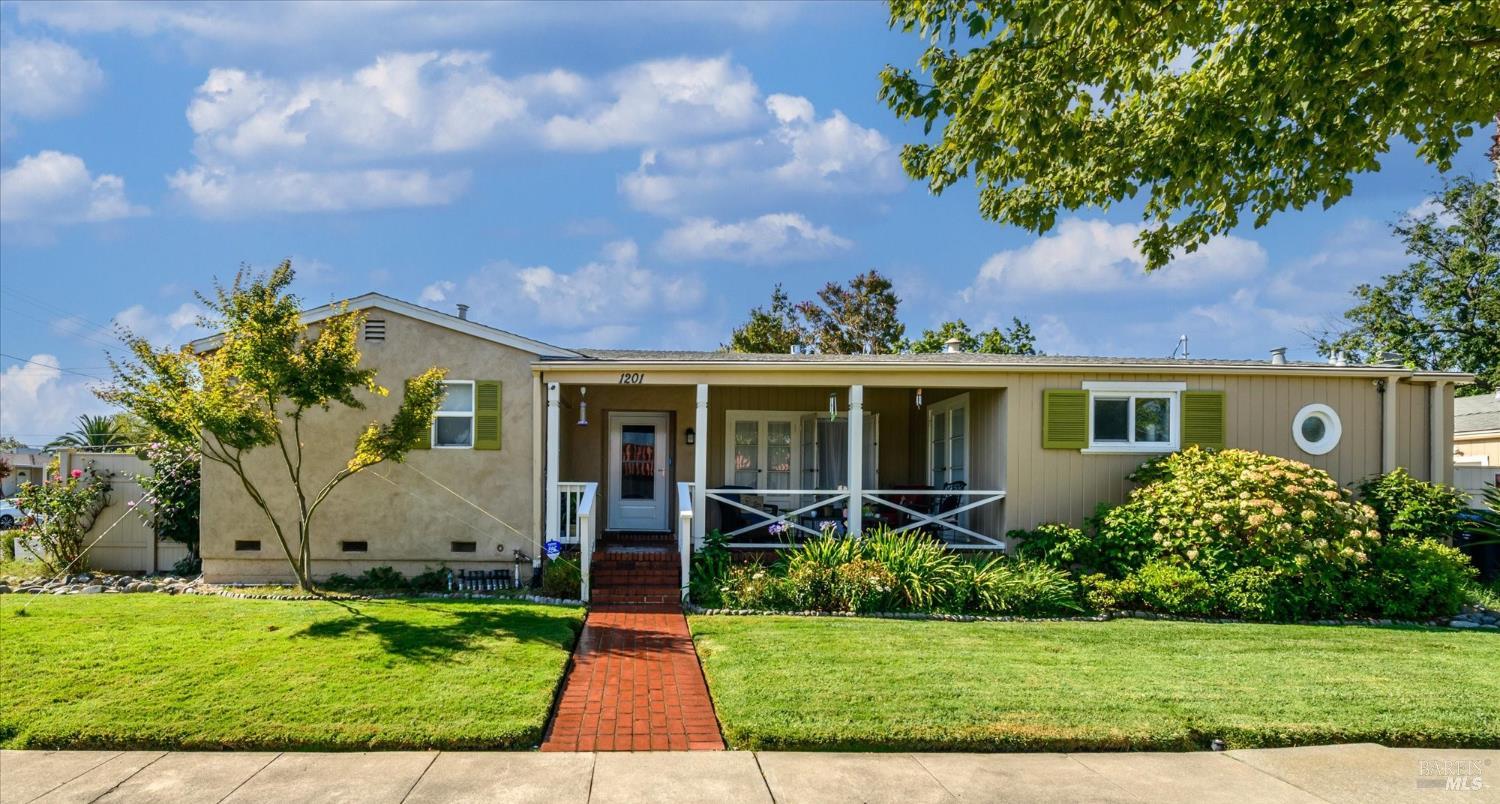 Detail Gallery Image 1 of 28 For 1201 Missouri St, Fairfield,  CA 94533 - 3 Beds | 2/1 Baths
