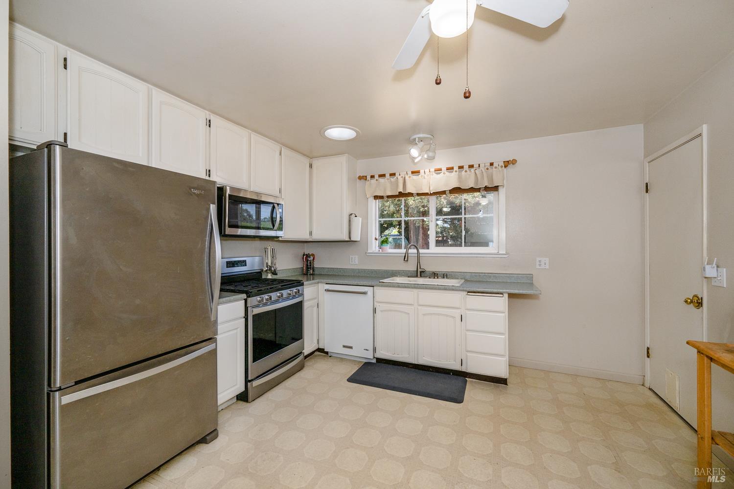 Detail Gallery Image 6 of 21 For 1130 Tapadera Dr, Santa Rosa,  CA 95407 - 3 Beds | 2 Baths