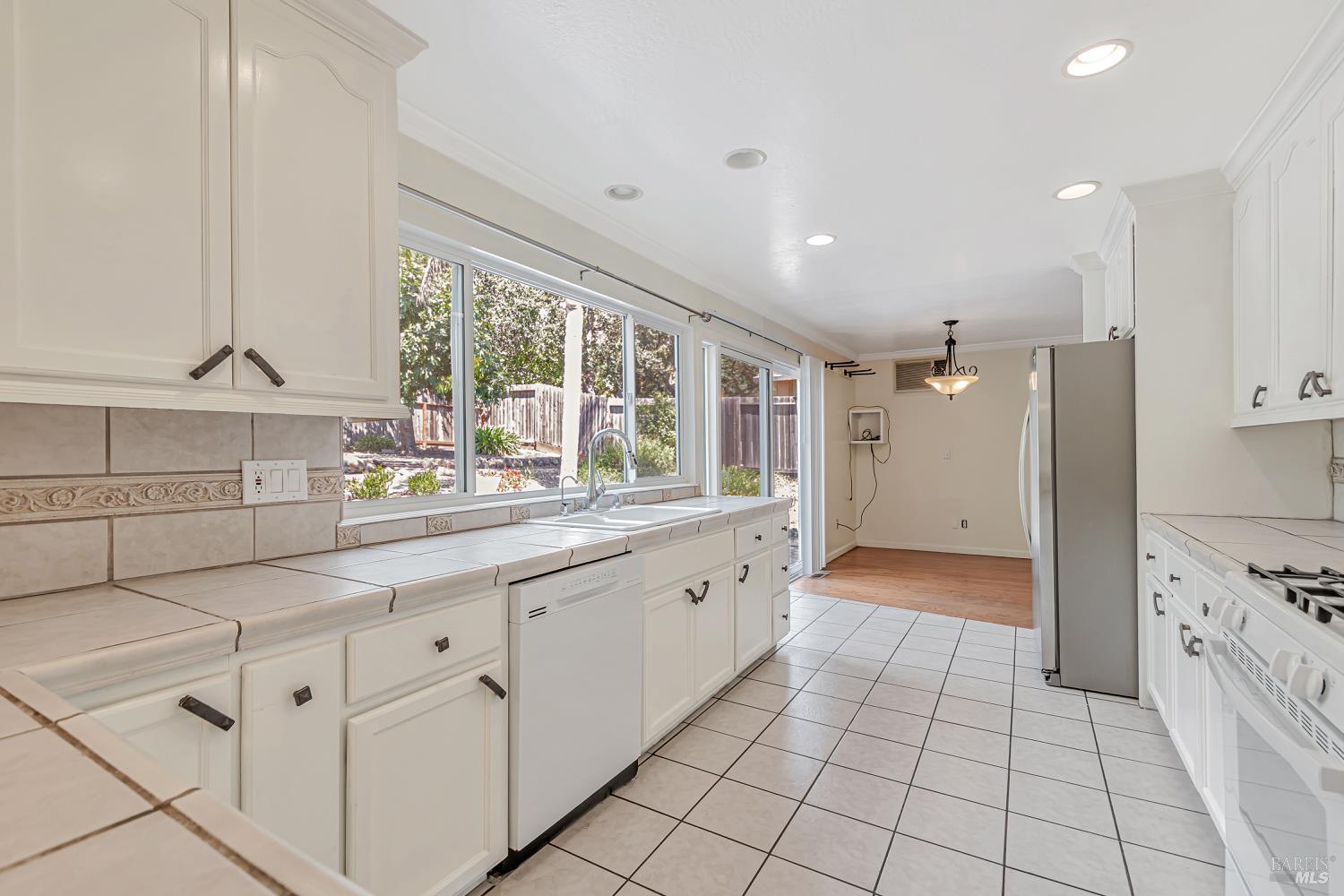 Detail Gallery Image 11 of 48 For 5209 San Luis Ave, Santa Rosa,  CA 95409 - 5 Beds | 3/1 Baths