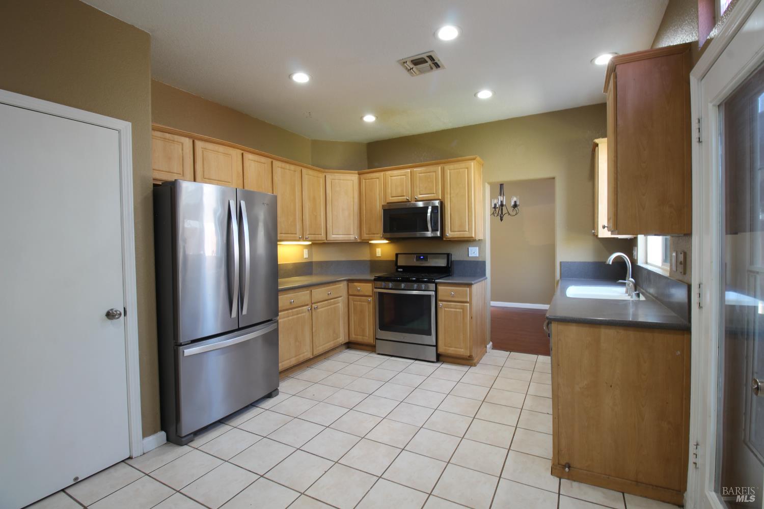 Detail Gallery Image 7 of 26 For 513 De Flores Cir, Rio Vista,  CA 94571 - 4 Beds | 2/1 Baths