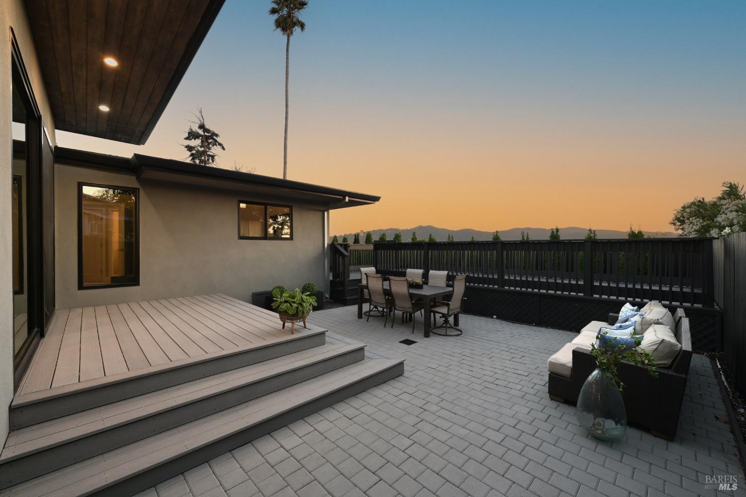 Detail Gallery Image 33 of 45 For 696 Hawthorne Dr, Tiburon,  CA 94920 - 3 Beds | 2 Baths