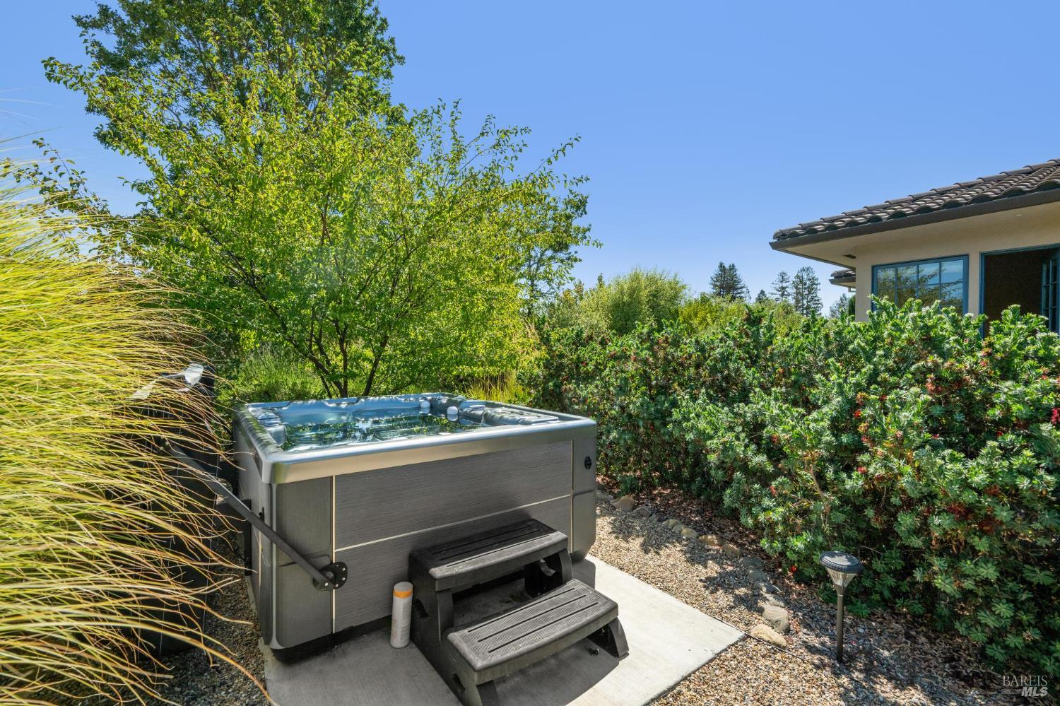 Detail Gallery Image 13 of 46 For 1057 Red Tail Rd, Healdsburg,  CA 95448 - 2 Beds | 3/1 Baths