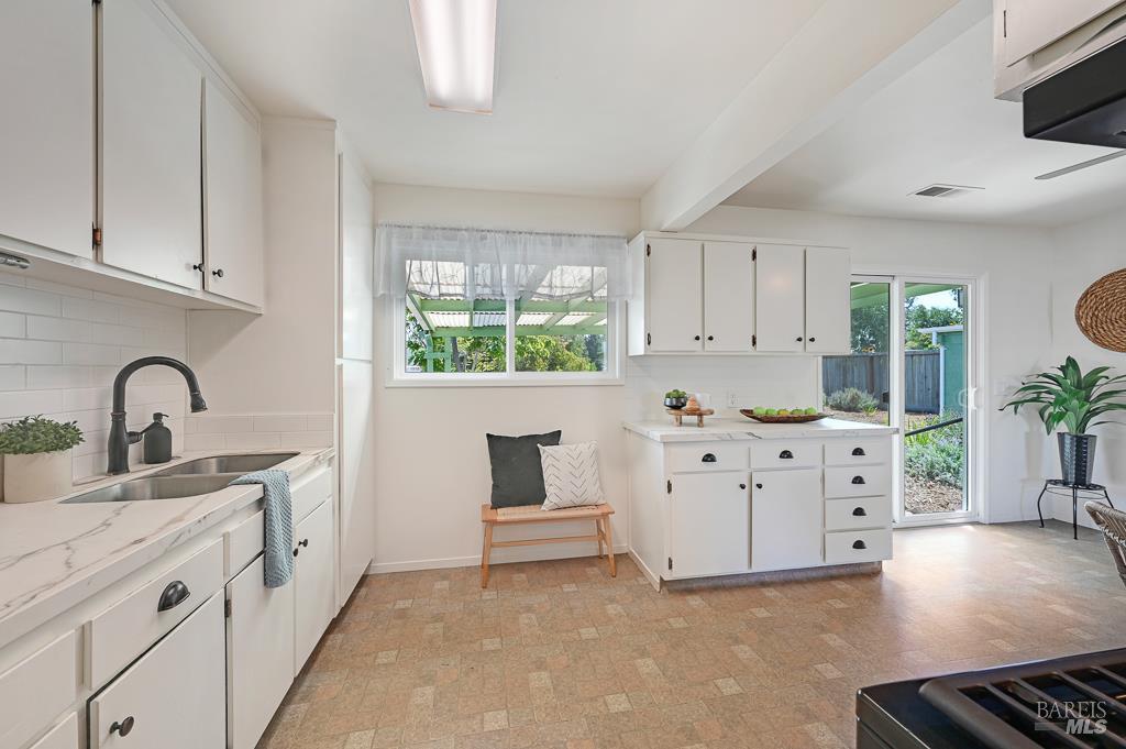 Detail Gallery Image 10 of 34 For 5227 Wendell Ln, Sebastopol,  CA 95472 - 3 Beds | 1 Baths