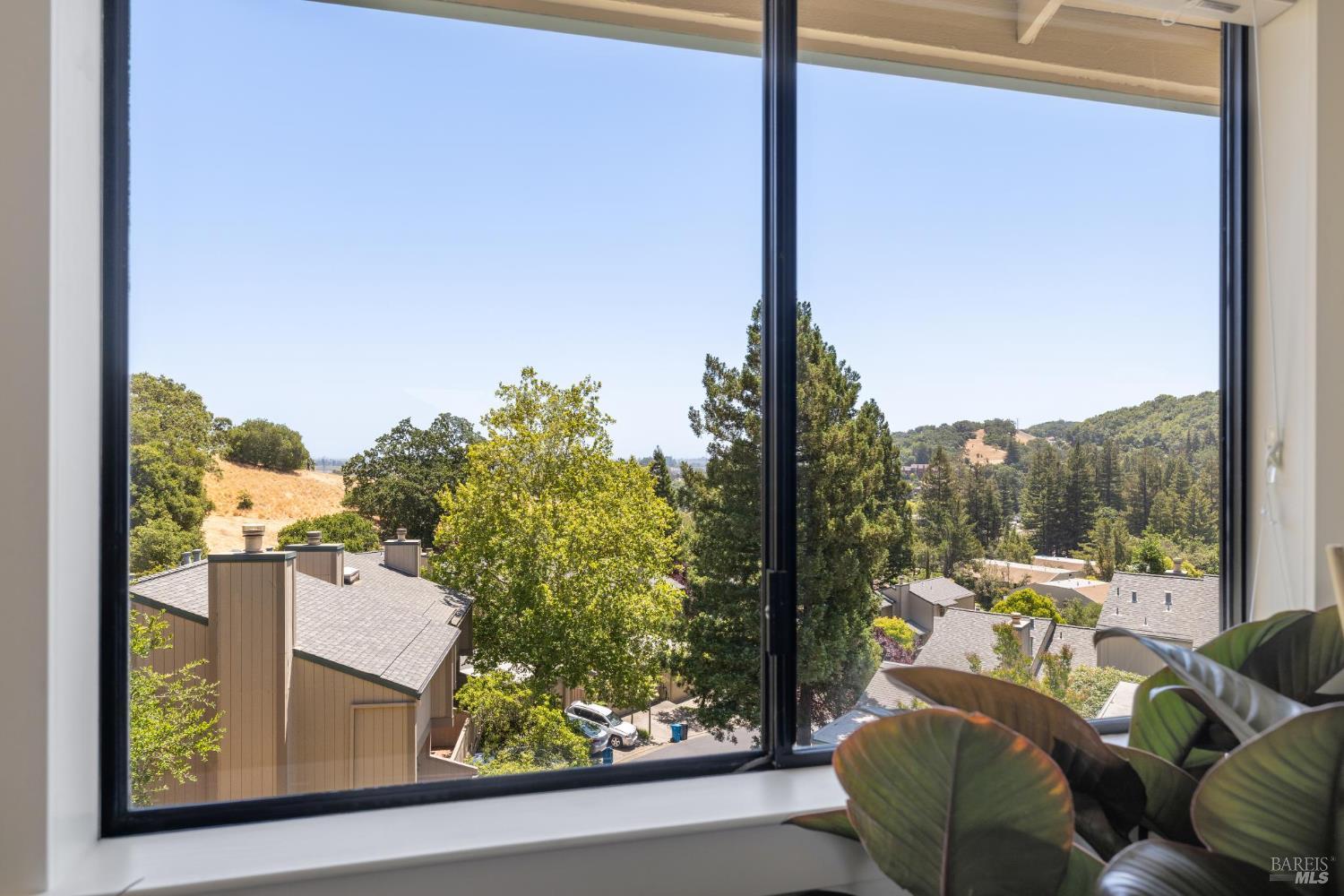 Detail Gallery Image 29 of 42 For 2 Columbine Ln, Novato,  CA 94947 - 3 Beds | 2/1 Baths