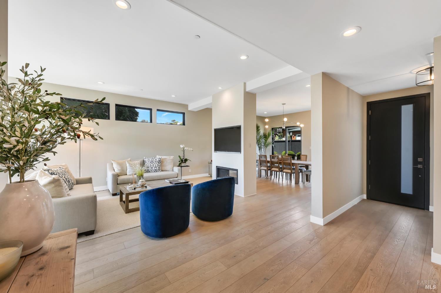 Detail Gallery Image 10 of 45 For 696 Hawthorne Dr, Tiburon,  CA 94920 - 3 Beds | 2 Baths